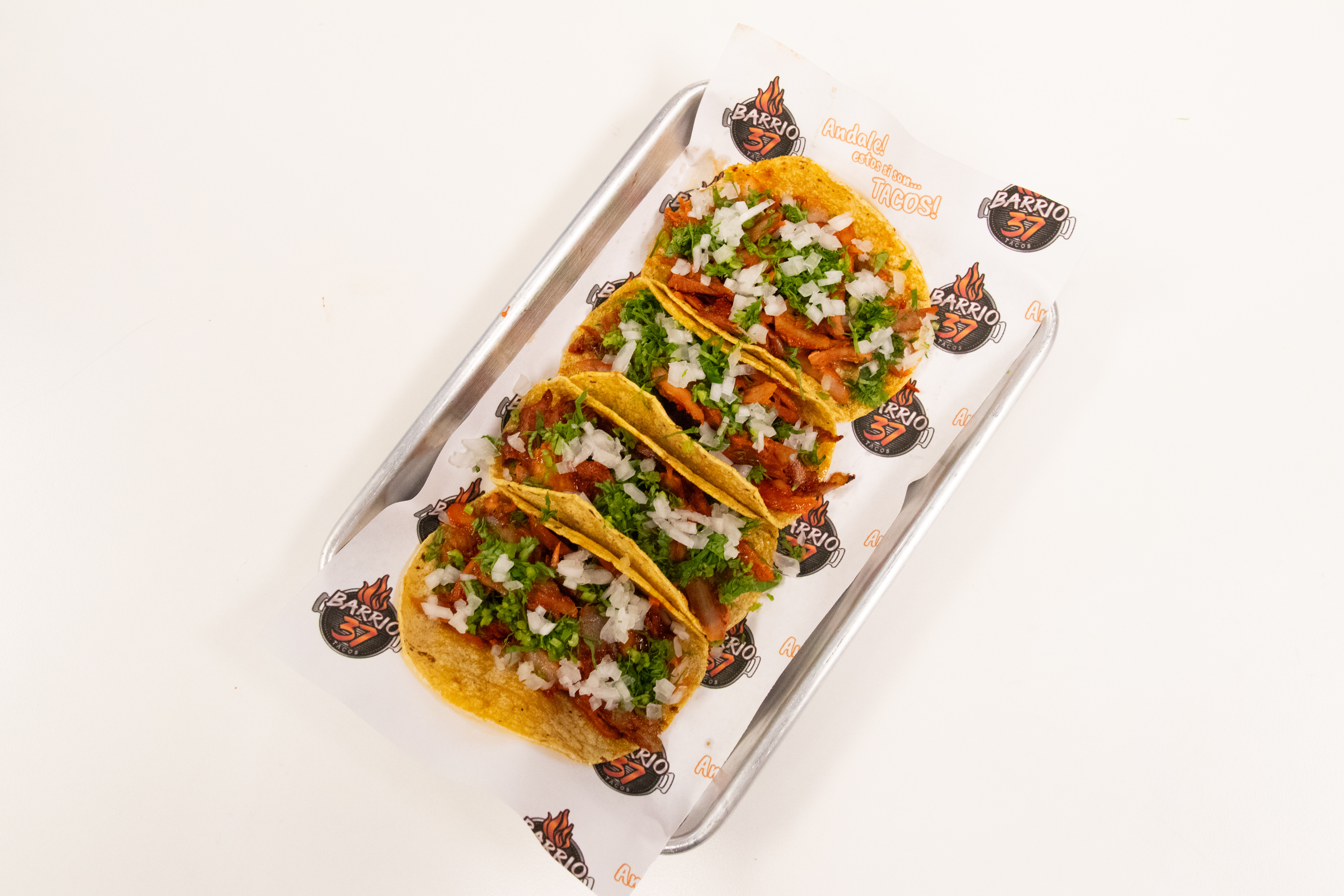 Tacos al carbón servidos en mesa